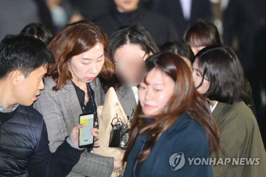 취재진에 둘러싸인 정경심씨(사진=연합뉴스)